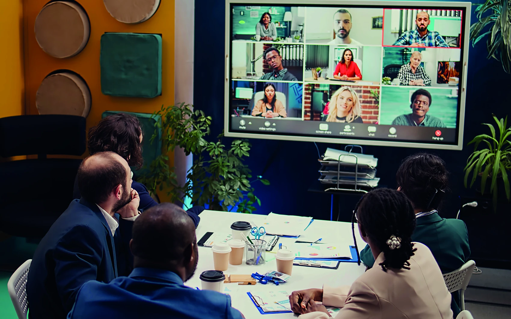 Reunião com videoconferência aberta na Lousa Digital, participantes remotos na tela