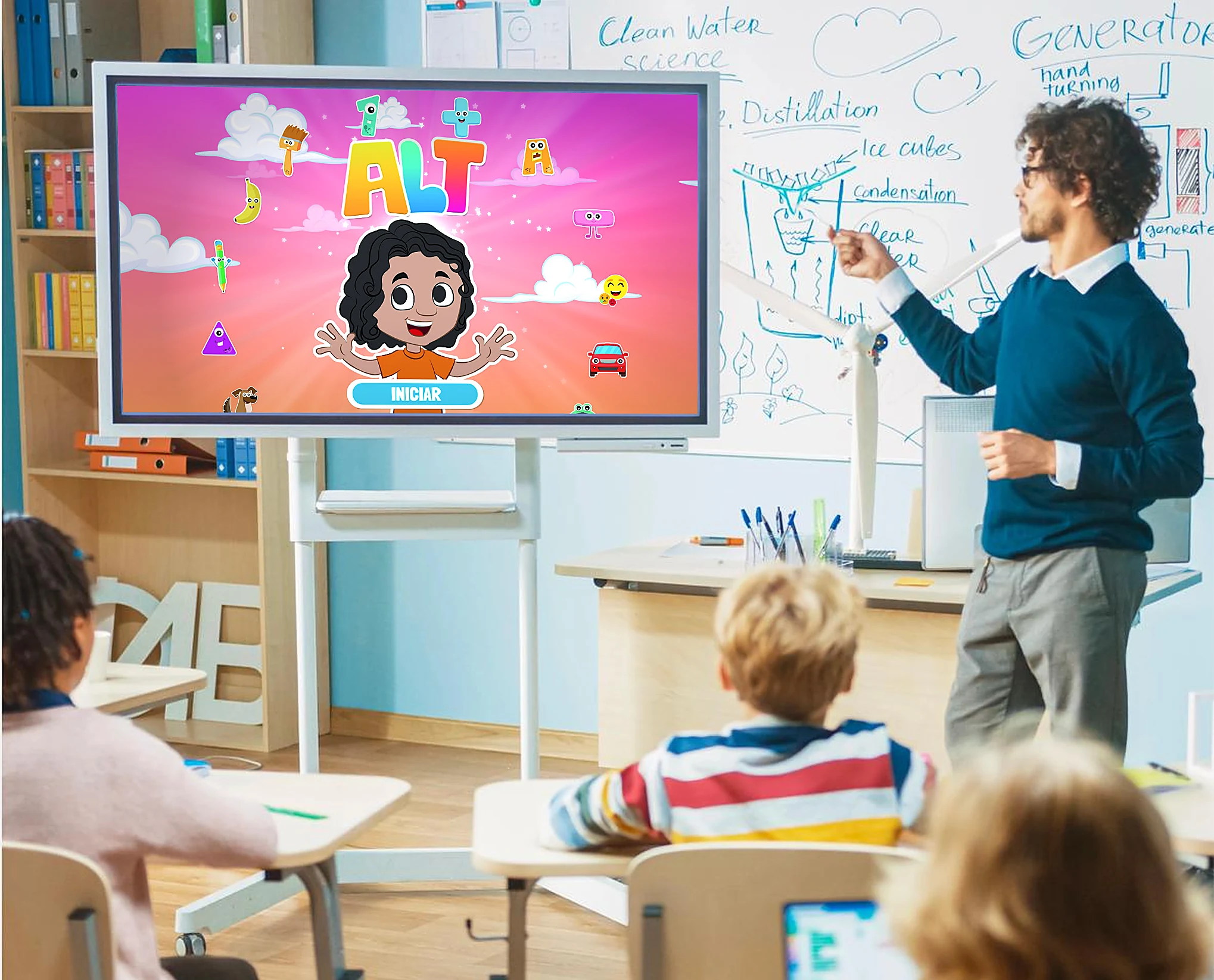 Sala de aula com a Lousa Digital MBR no suporte móvel exibindo o ALT, o professor no quadro ao lado e a turma acompanhando